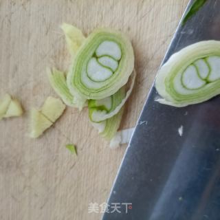 土豆粉皮炖公鸡的做法步骤：1