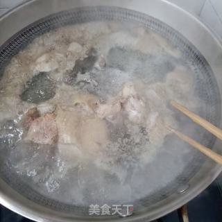 土豆粉皮炖公鸡的做法步骤：2
