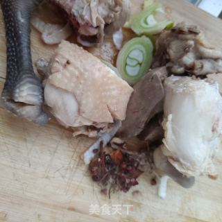 土豆粉皮炖公鸡的做法步骤：3