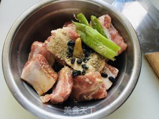 豆豉蒸排骨的做法步骤：1