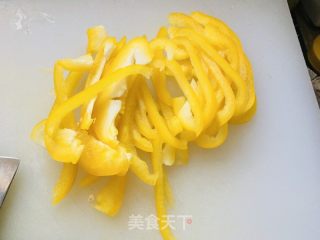 黄椒炒过油肉的做法步骤：1