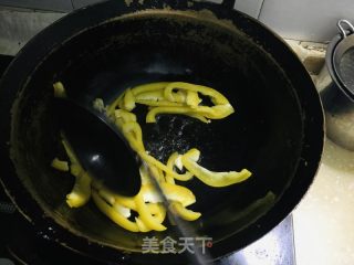 黄椒炒过油肉的做法步骤：3