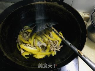 黄椒炒过油肉的做法步骤：4