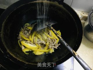 黄椒炒过油肉的做法步骤：5