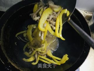 黄椒炒过油肉的做法步骤：6