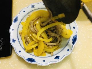 黄椒炒过油肉的做法步骤：7
