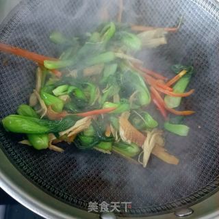 油菜炒鸡胸肉的做法步骤：9
