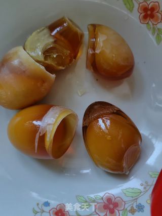 青椒炒皮蛋的做法步骤：2