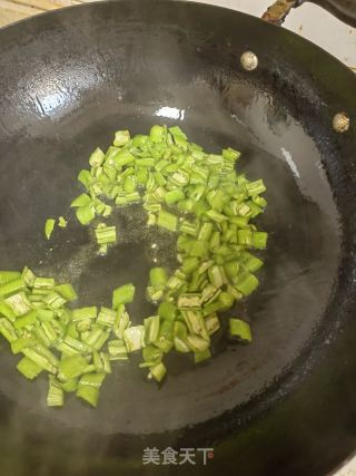 青椒炒皮蛋的做法步骤：4
