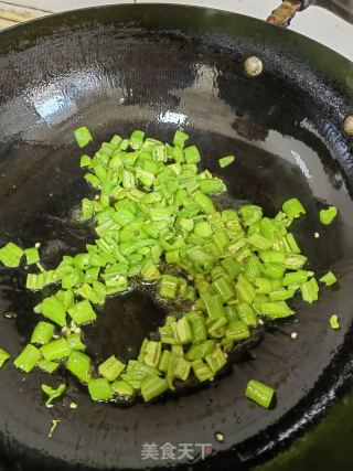 青椒炒皮蛋的做法步骤：5
