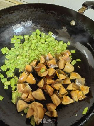 青椒炒皮蛋的做法步骤：6