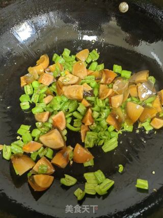 青椒炒皮蛋的做法步骤：7