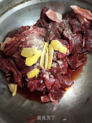 羊肉炒大葱的做法步骤：2