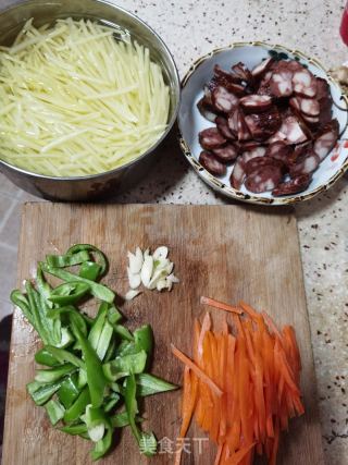 腊肠炒土豆丝的做法步骤：1