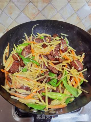 腊肠炒土豆丝的做法步骤：11