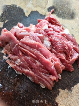 洋葱炒羊肉的做法步骤：1