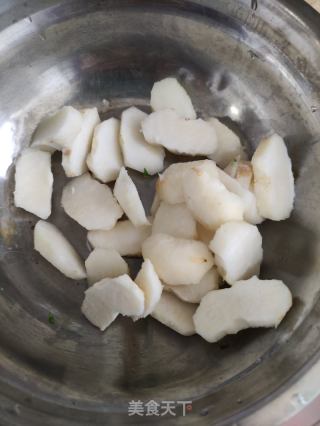胡萝卜马蹄灯笼椒炒腊肠的做法步骤：2