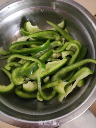 胡萝卜马蹄灯笼椒炒腊肠的做法步骤：3
