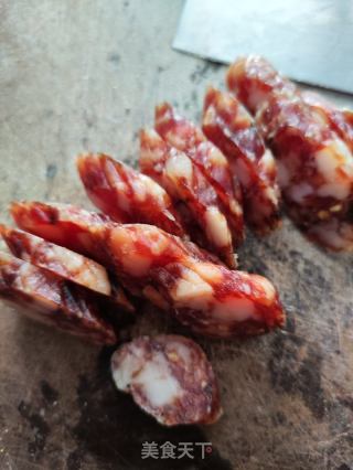 胡萝卜马蹄灯笼椒炒腊肠的做法步骤：4