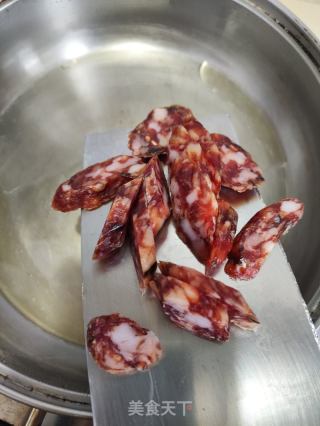 胡萝卜马蹄灯笼椒炒腊肠的做法步骤：5