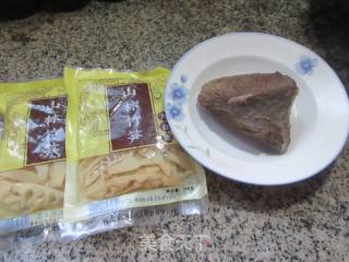 牛肉炒竹笋的做法步骤：1