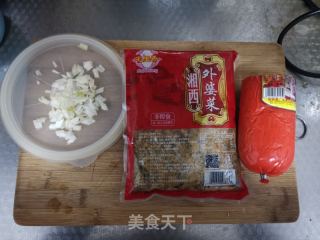 火腿肠炒外婆菜的做法步骤：1