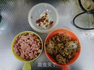 火腿肠炒外婆菜的做法步骤：2