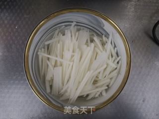 白萝卜鸡蛋汤的做法步骤：2