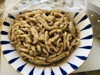 过油肉炒蒜苔的做法步骤：1