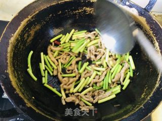 过油肉炒蒜苔的做法步骤：2