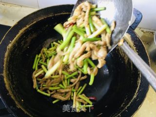 过油肉炒蒜苔的做法步骤：3