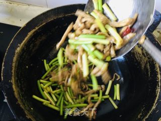 过油肉炒蒜苔的做法步骤：4