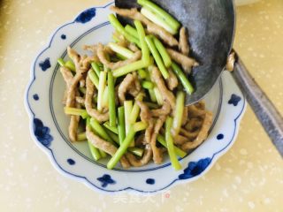 过油肉炒蒜苔的做法步骤：5