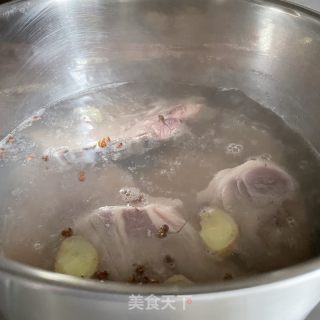 清炖萝卜羊肉汤的做法步骤：1