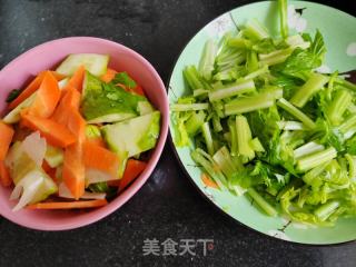 芹菜炒虾仁的做法步骤：2