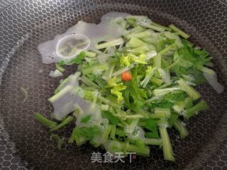 芹菜炒虾仁的做法步骤：3