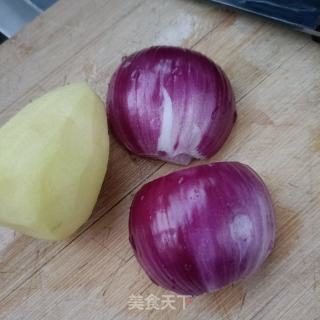 洋葱土豆炒驴肉的做法步骤：1