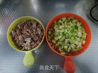芹菜炒牛肉的做法步骤：2