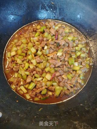 芹菜炒牛肉的做法步骤：7