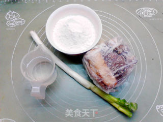 腊肉馍馍的做法步骤：1