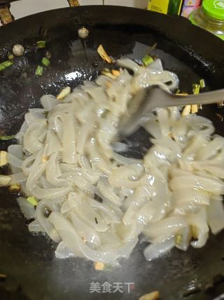 酸菜炒魔芋的做法步骤：5