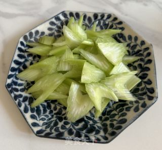 素炒西芹的做法步骤：2