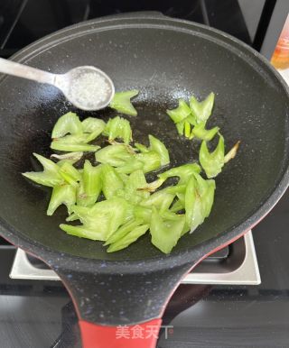 素炒西芹的做法步骤：5