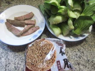 牛肉青菜荞麦面的做法步骤：1