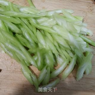 驴肉木耳炒西芹的做法步骤：2