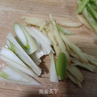 驴肉木耳炒西芹的做法步骤：3