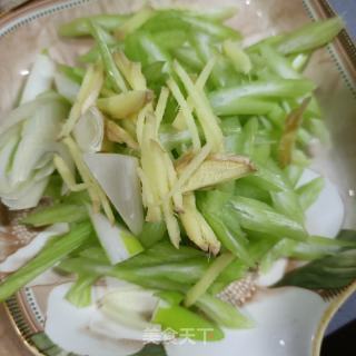 驴肉木耳炒西芹的做法步骤：4