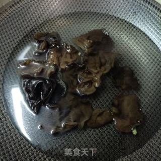 驴肉木耳炒西芹的做法步骤：6
