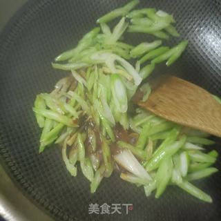 驴肉木耳炒西芹的做法步骤：14