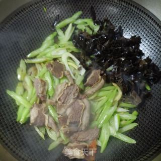 驴肉木耳炒西芹的做法步骤：15
